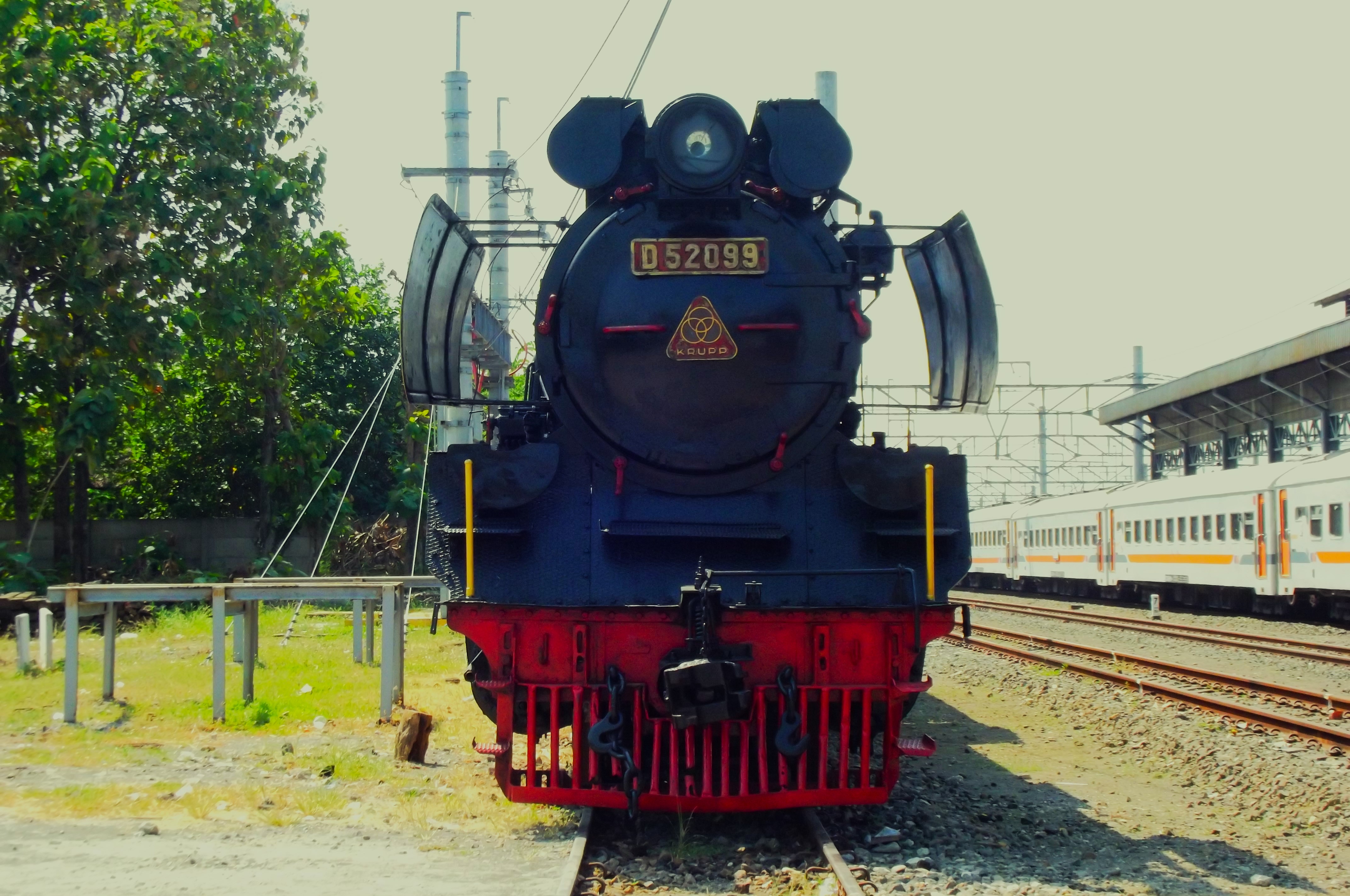 D52099 di jalur simpan stasiun purwosari setelah pengecatan oleh irps