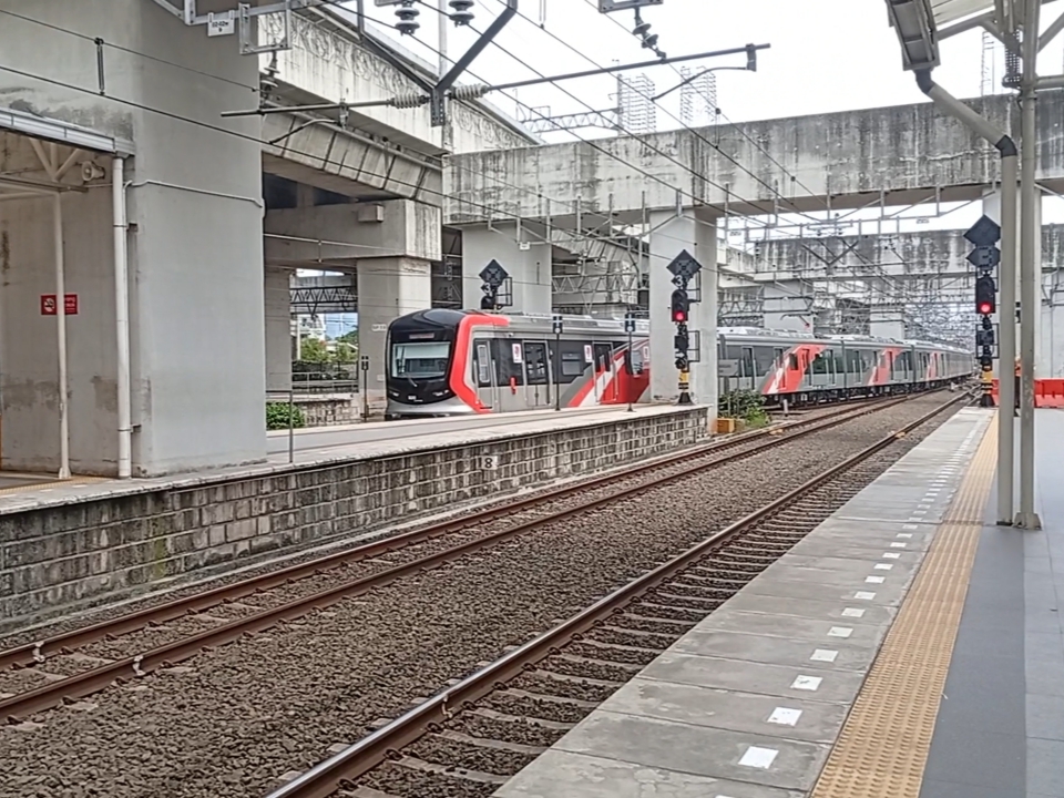 KRL CRRC Trainset 6 masuk di Jalur 4 Stasiun Manggarai
