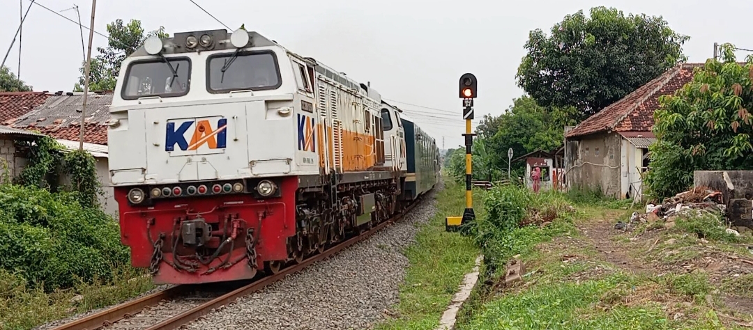 Melintas sinyal muka St. Purwakarta