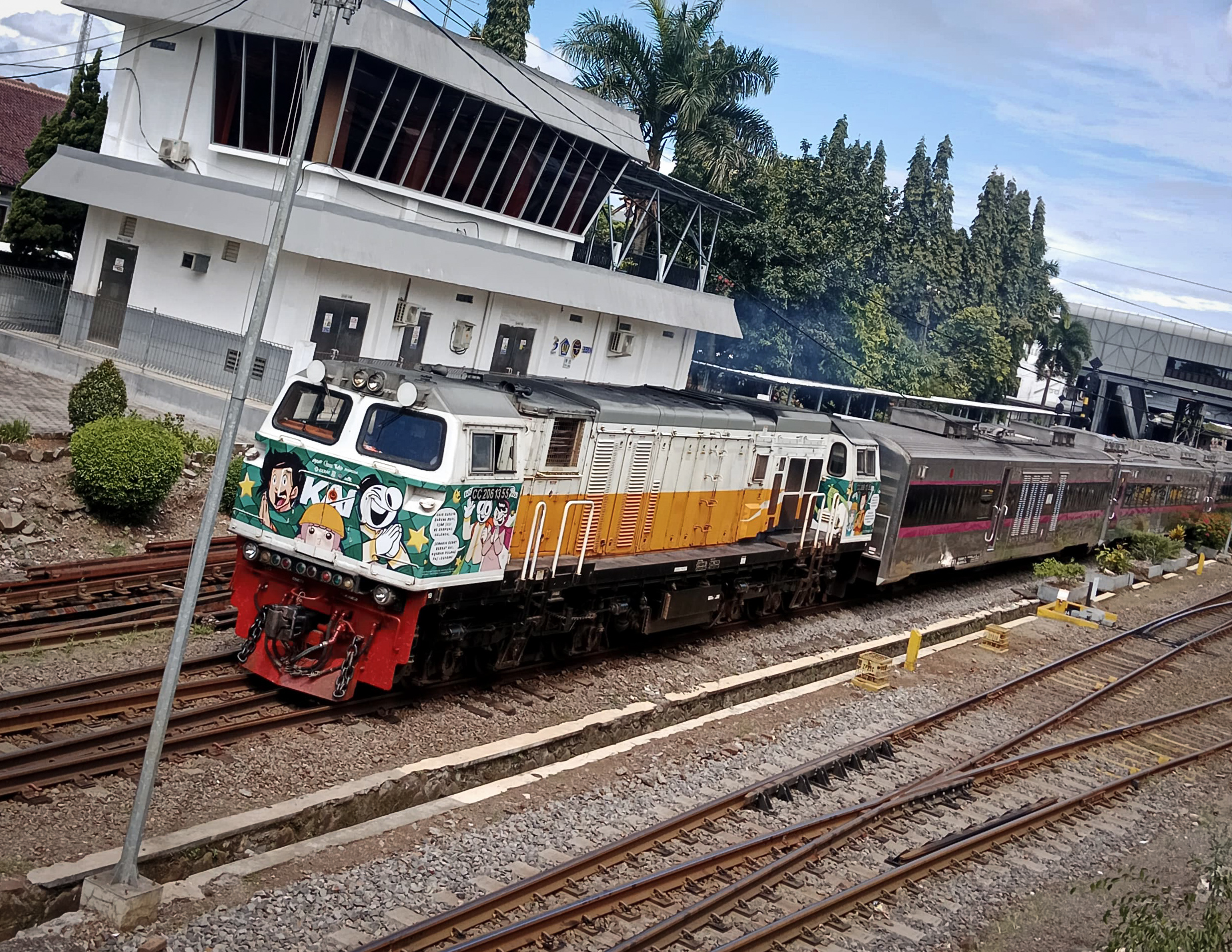Lokomotif CC 206 13 55 livery Default di Depo Induk CPN - Jakarta