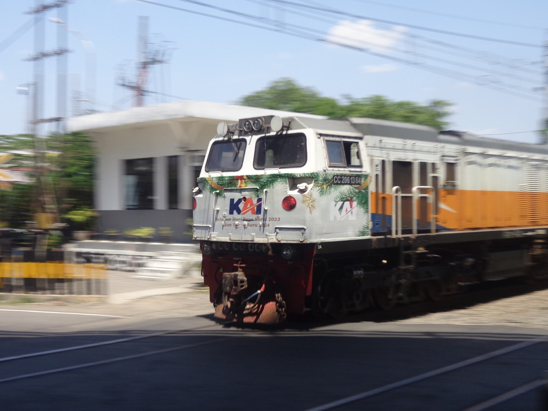 CC 206 13 64 CPN Sewaktu Menggunakan Livery Nataru 2023/2024, Melintas Langsung Stasiun Palur