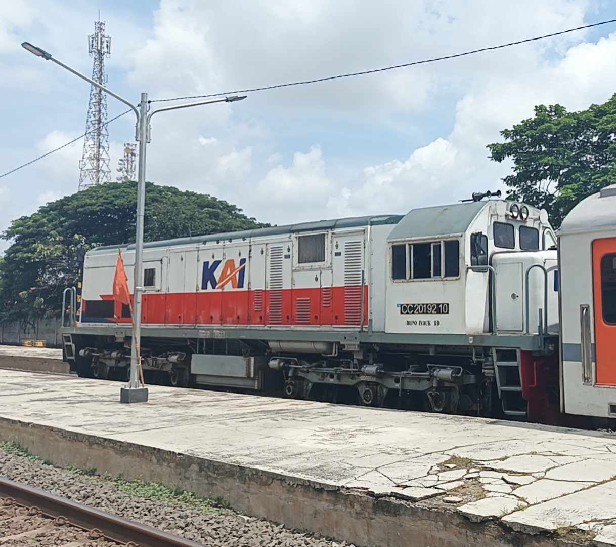 CC 201 92 10 Saat Sedang Berhenti Di Stasiun Lemah Abang