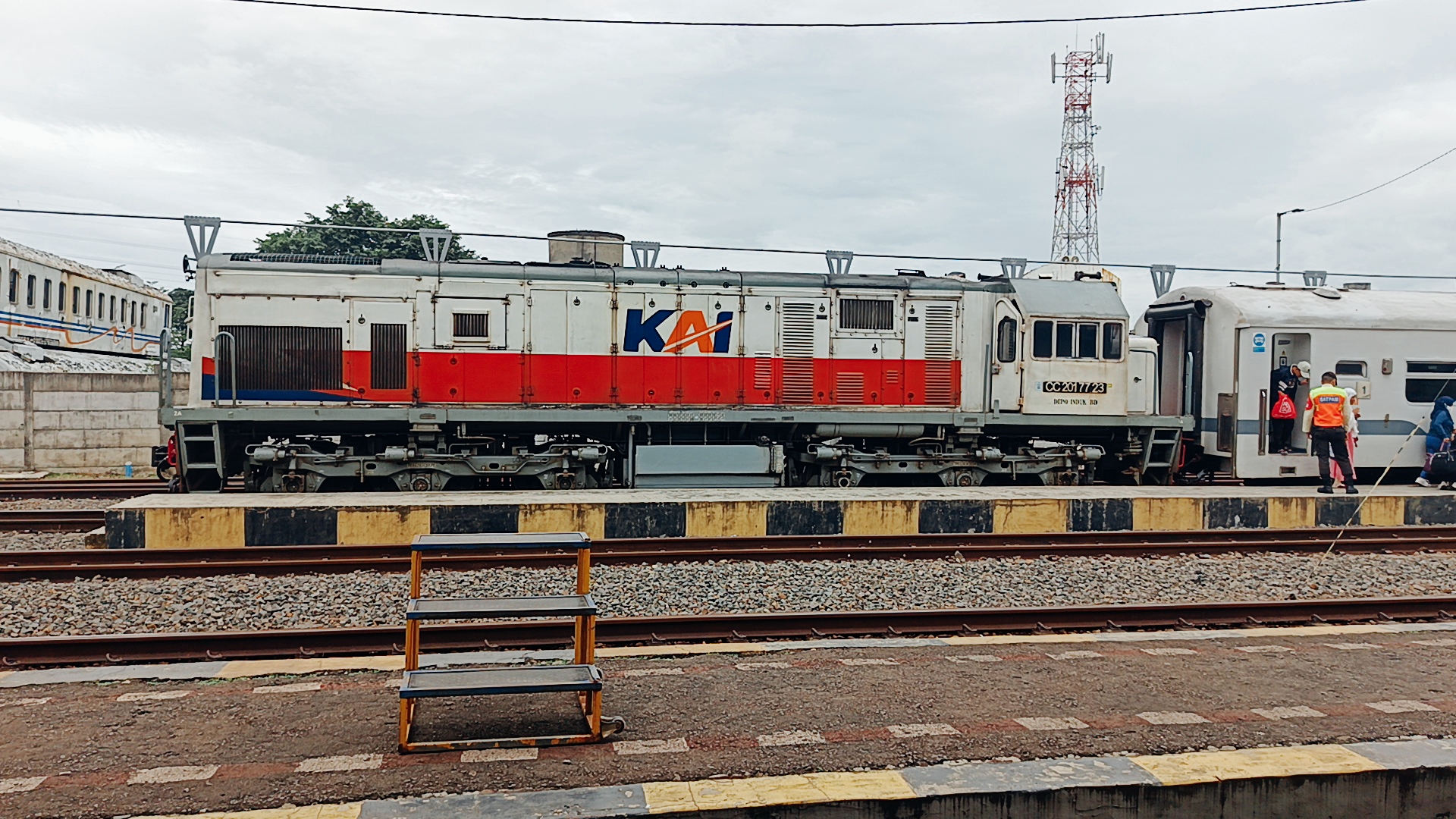 CC 201 77 23 Saat Menarik CL WALAHAR Di Stasiun Purwakarta