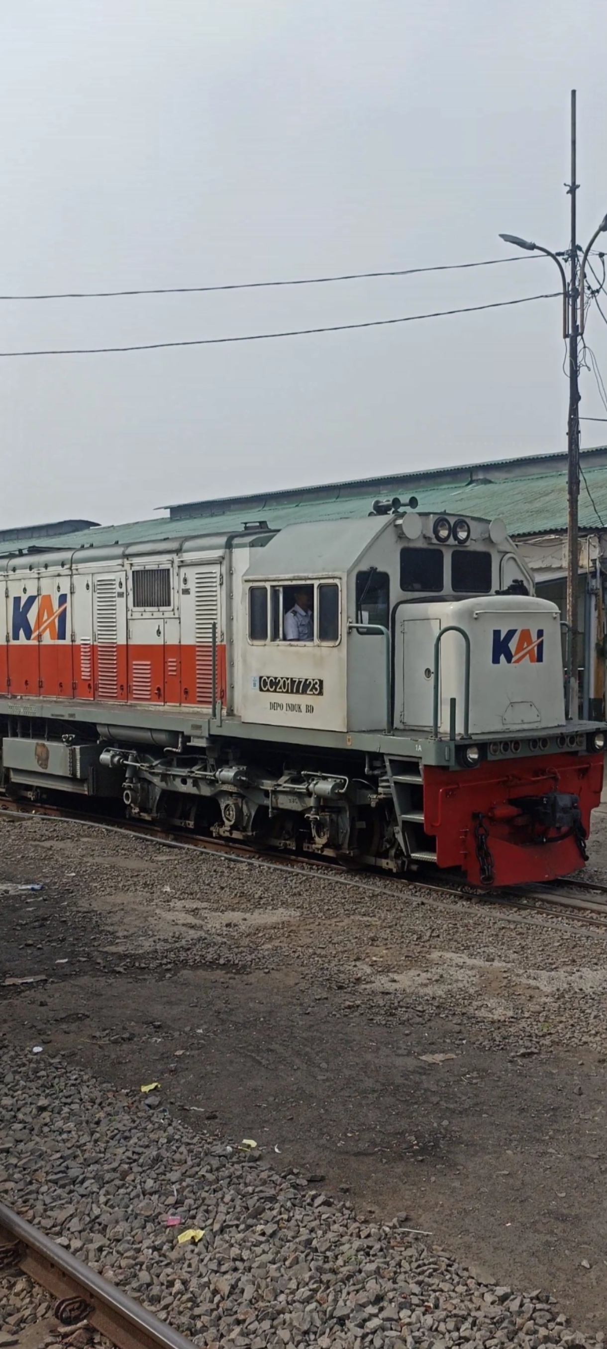 CC201 di stasiun bandung, menarik KA CL Baraya