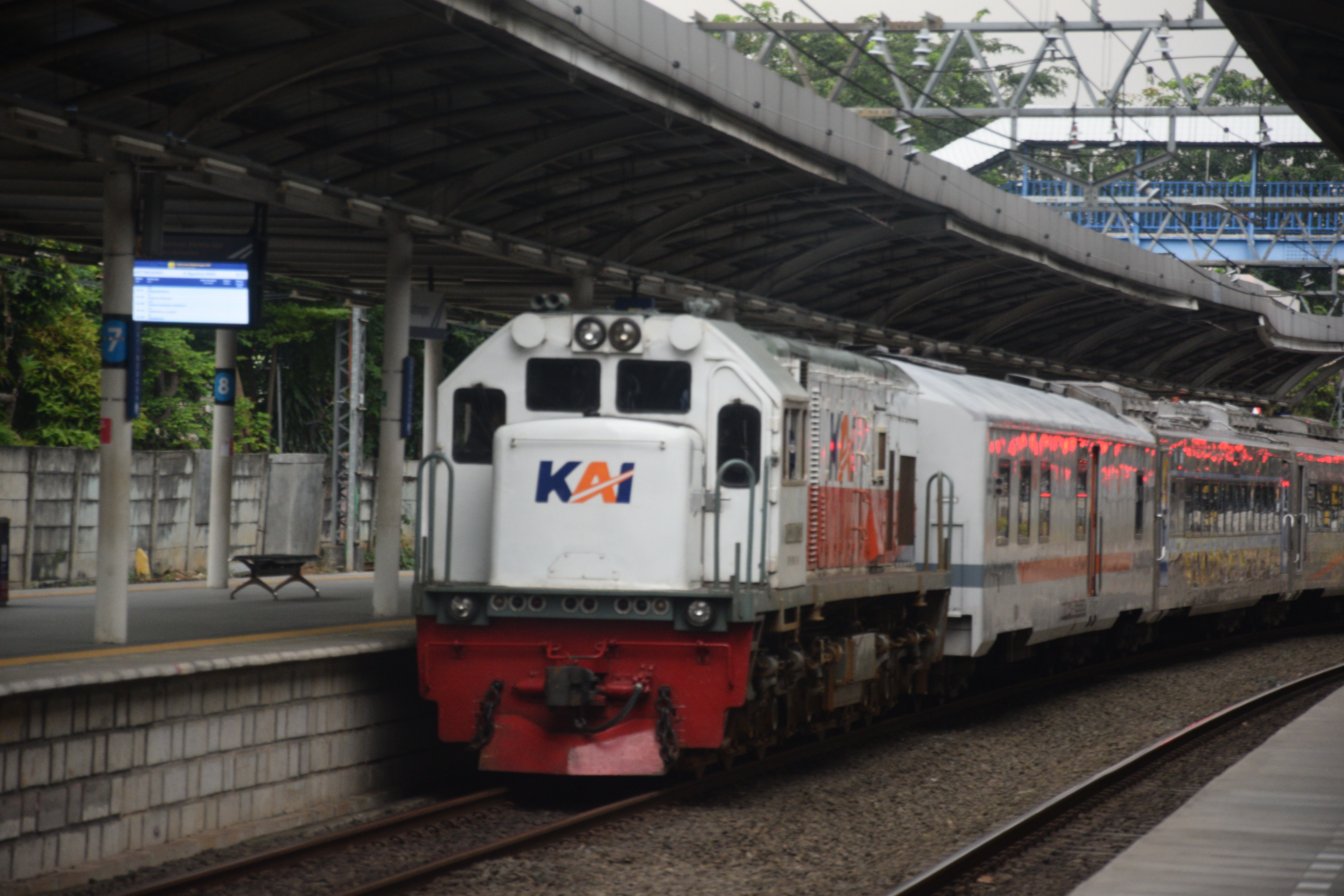 CC 201 77 23 membawa rangkaian campursari di Jatinegata