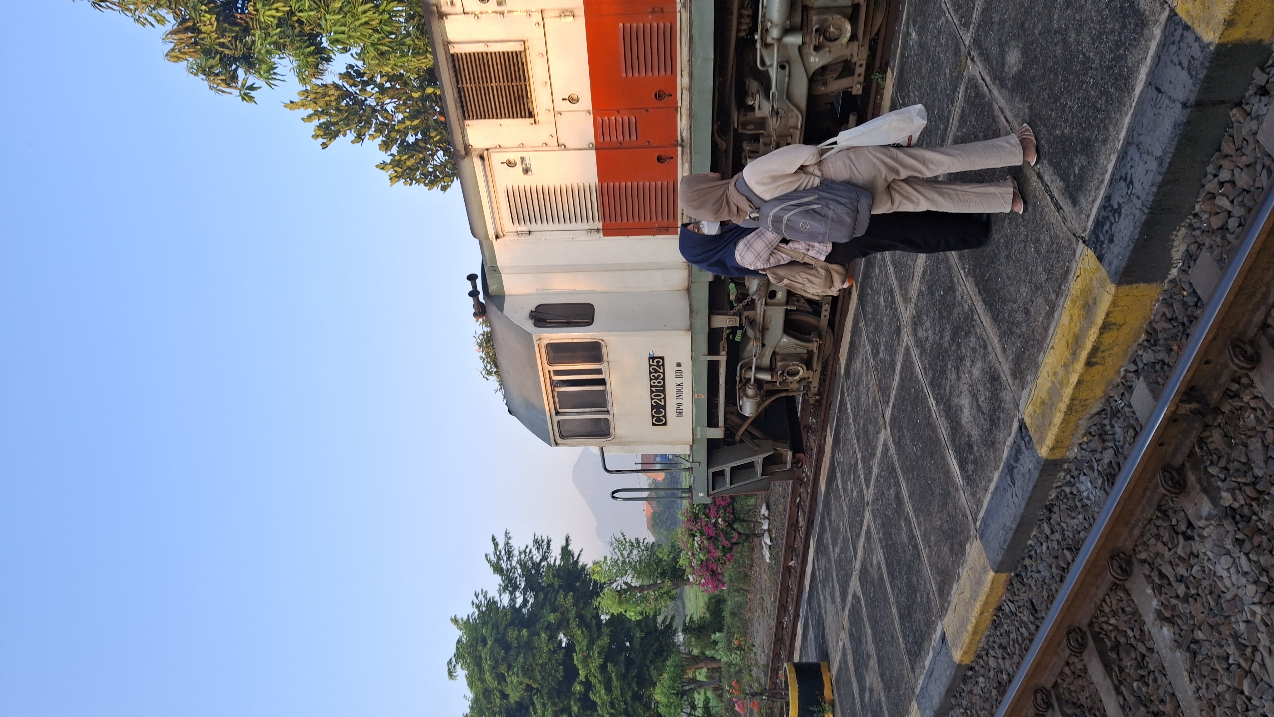 Lokomotif CC 201 83 25 BD di Stasiun Tanggulangin