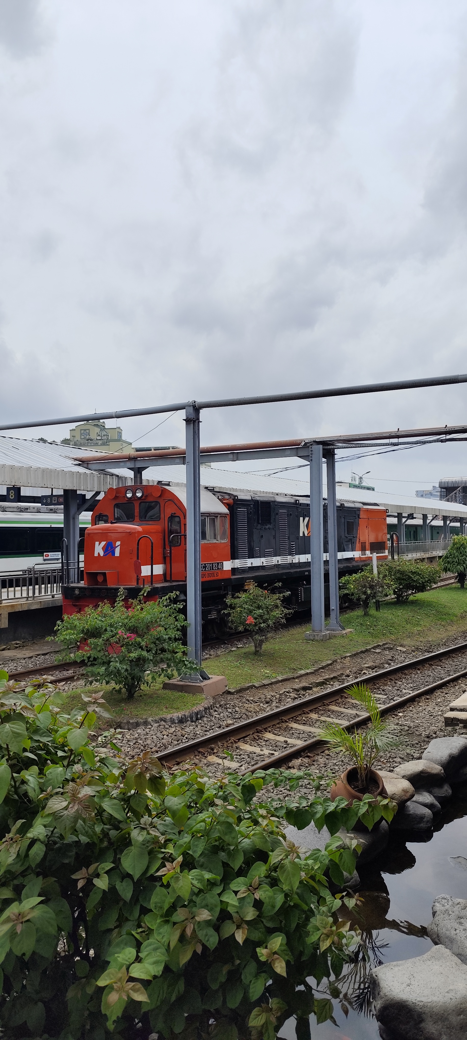 CC 201 83 40 stabling di Stasiun Bandung