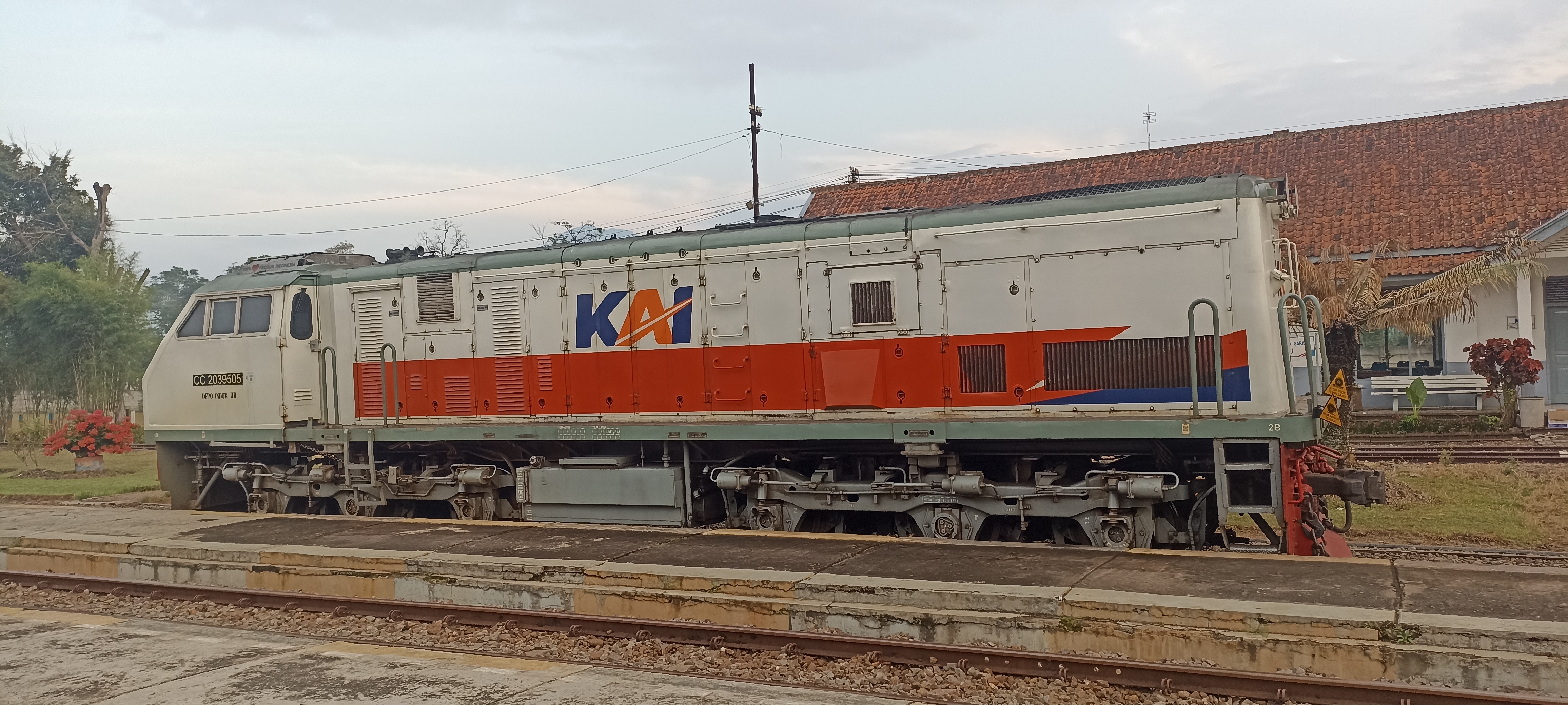 CC 203 95 05 stabling di Stasiun Cibatu