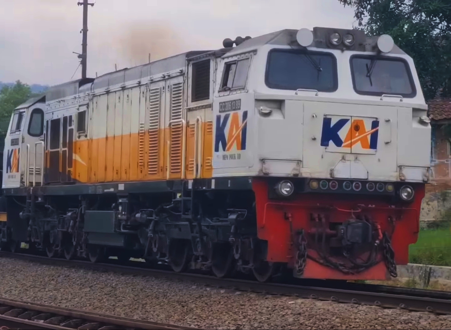 Lokomotif CC 206 13 99 berdinas KLB Balas melintas Stasiun Leles