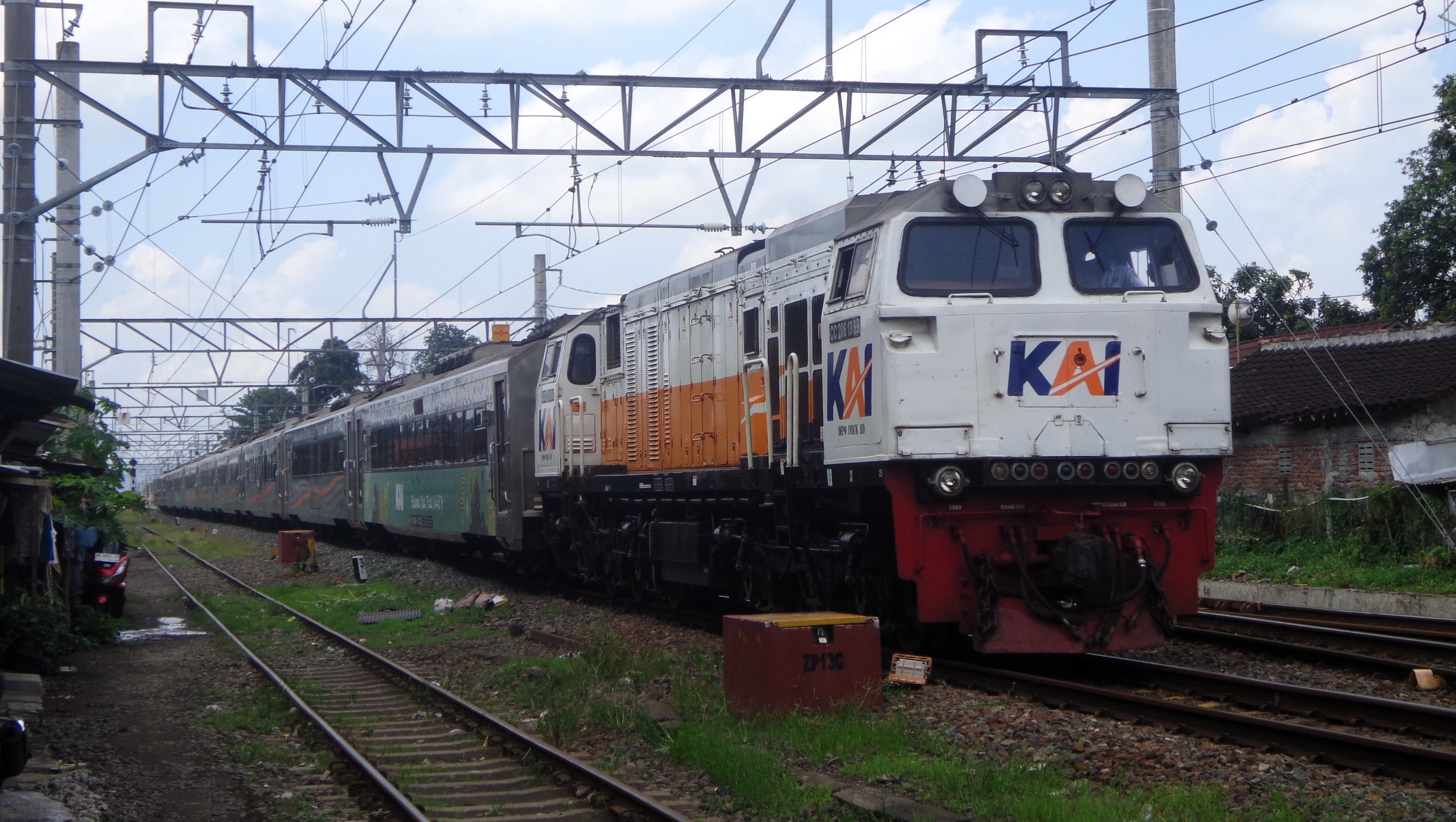 CC 206 13 99 BD melintas langsung Stasiun Lempuyangan