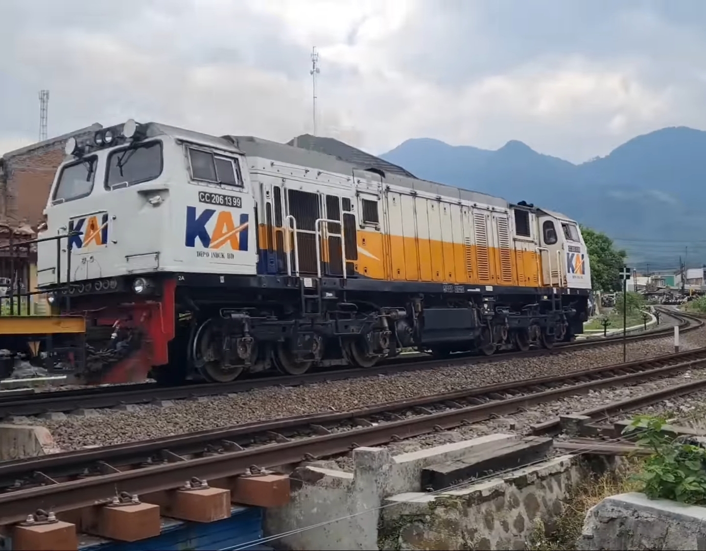 Lokomotif CC 206 13 99 berdinas KLB Balas melintas Stasiun Leles