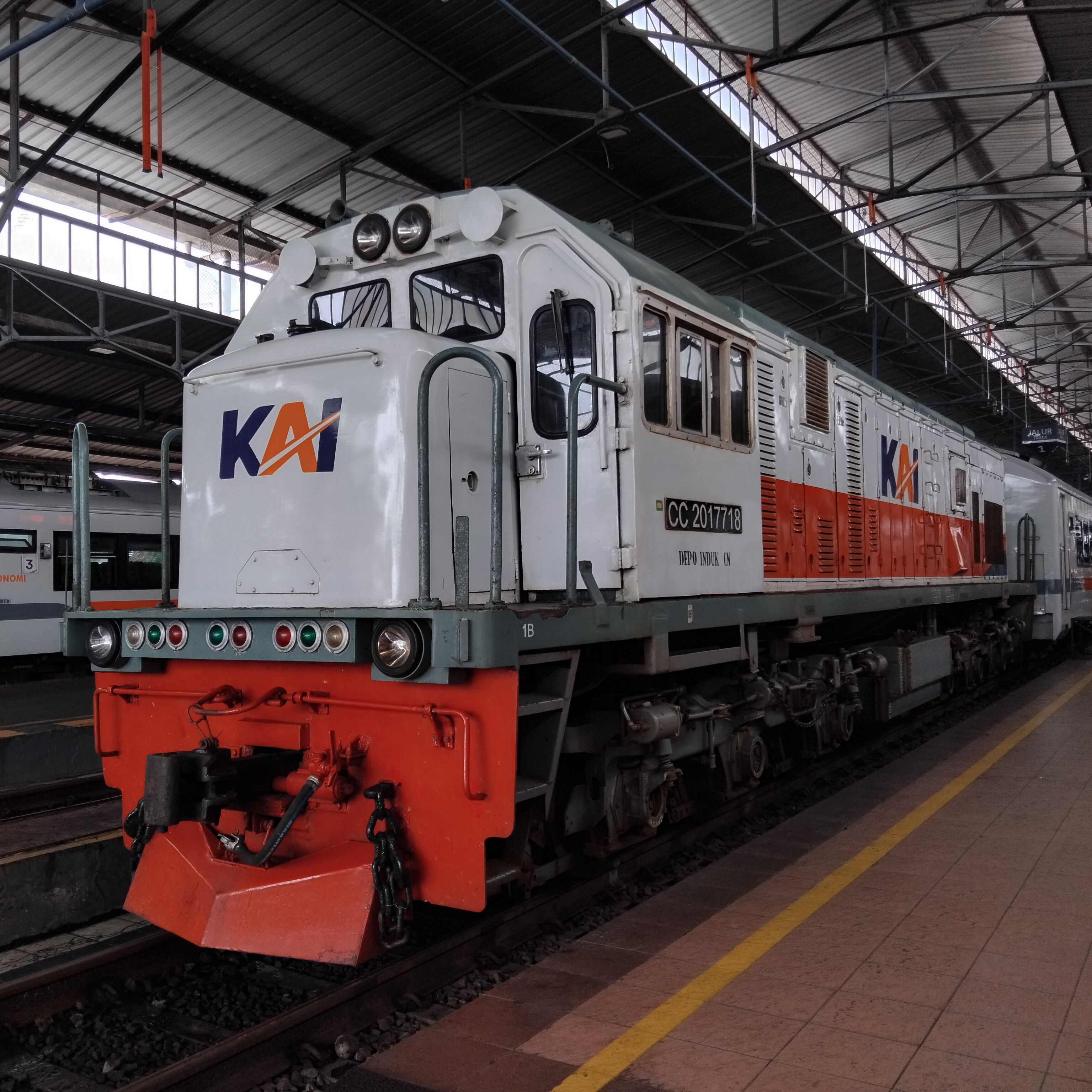CC 201 77 18 - Depo CN Lokomotif CC 201 77 18 livery Default di Depo Induk CN - Cirebon