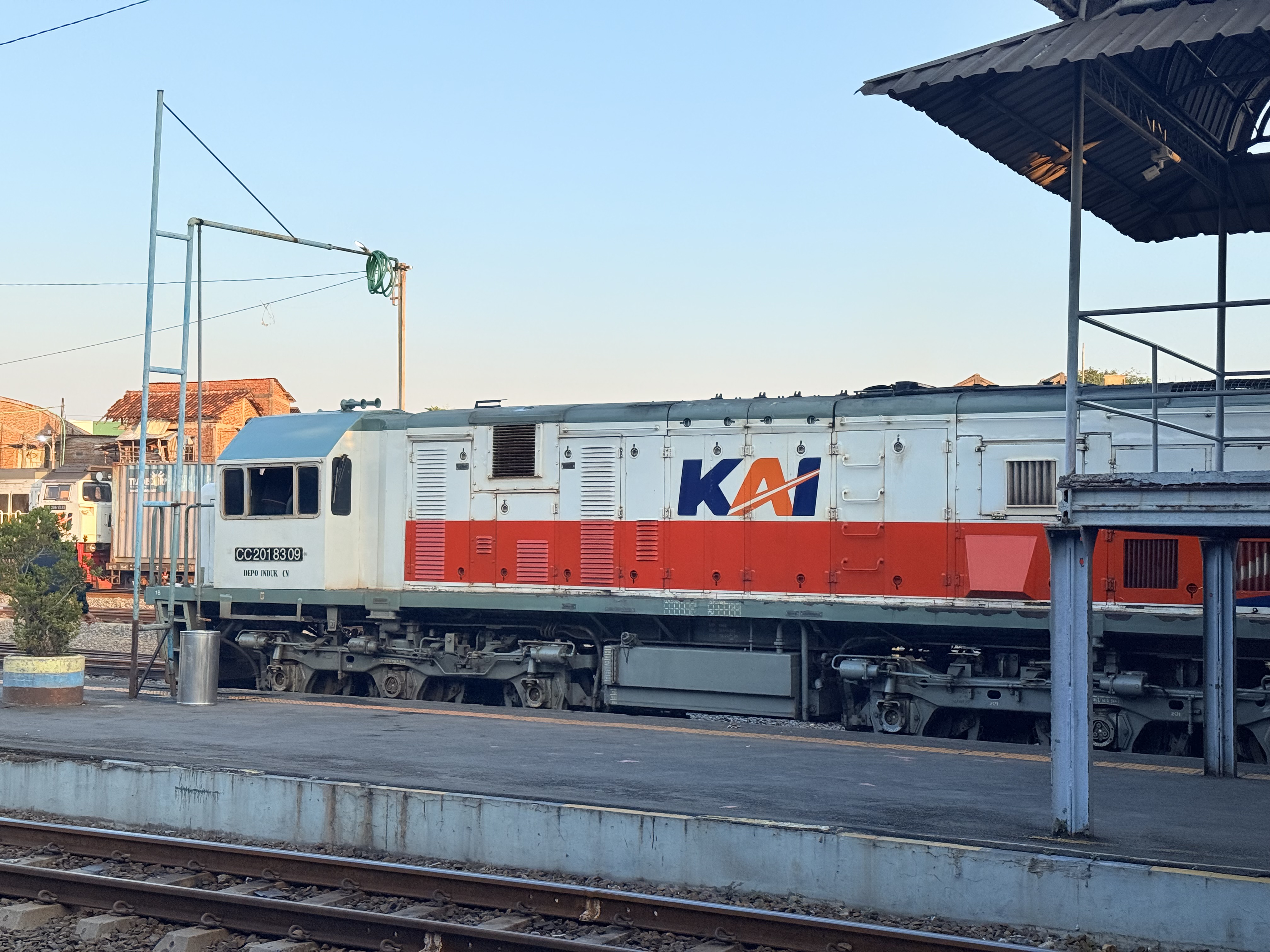 CC 201 di Stasiun Semarang Tawang