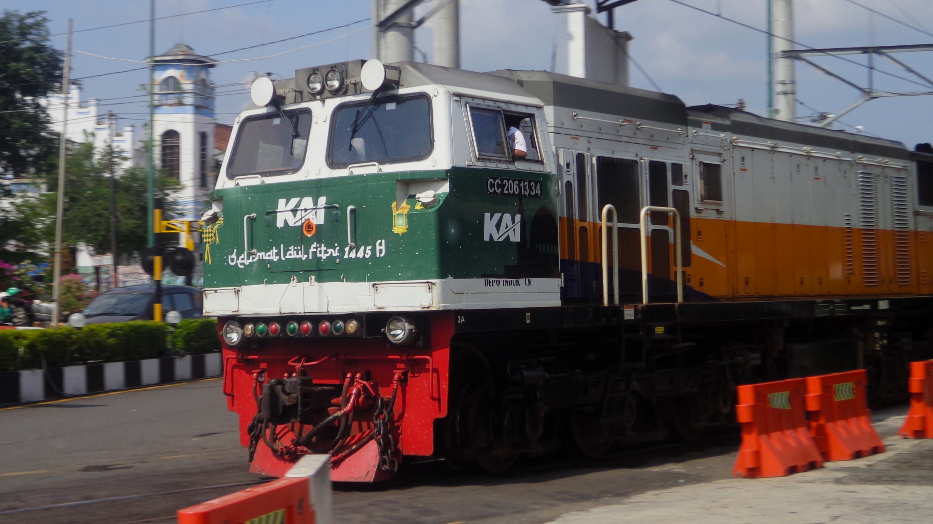 CC 206 13 34 CN Berstiker Lebaran 2024 Memasuki Area Stasiun Yogyakarta