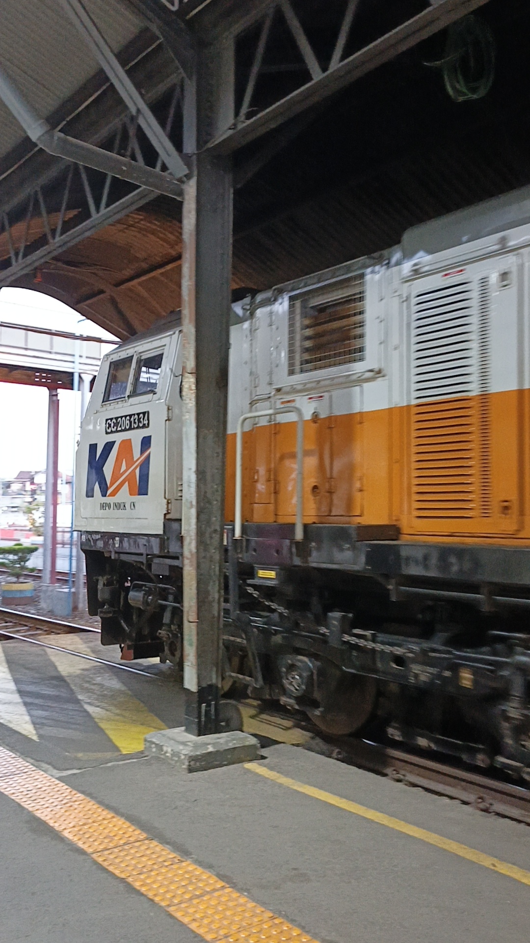 CC 206 13 34 - Depo CN Lokomotif CC 206 13 34 livery Default di Depo Induk CN - Cirebon