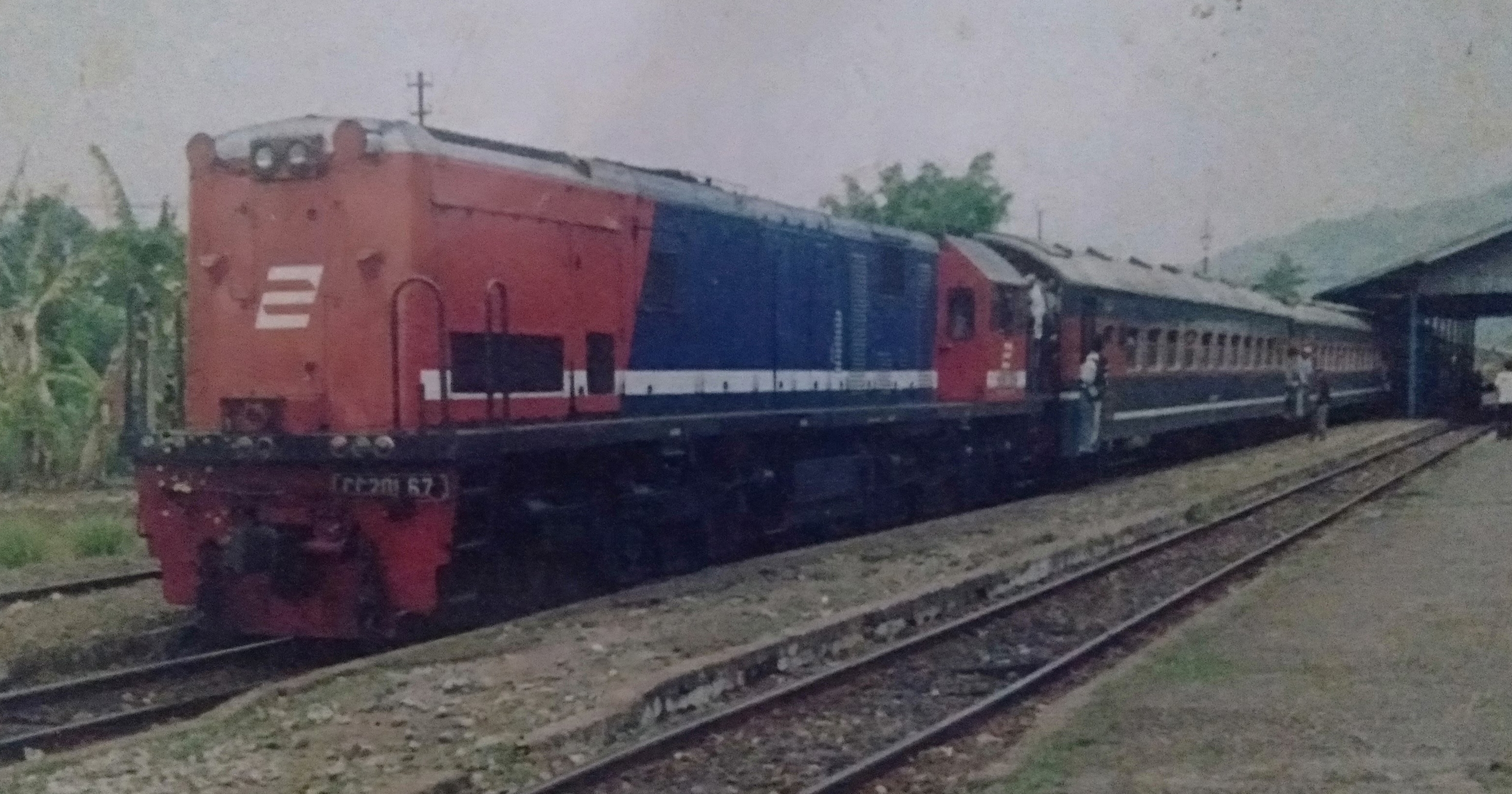 CC 201 67 aka CC 201 83 29 berdinas KA CIPUJA berhenti di Stasiun Cibatu