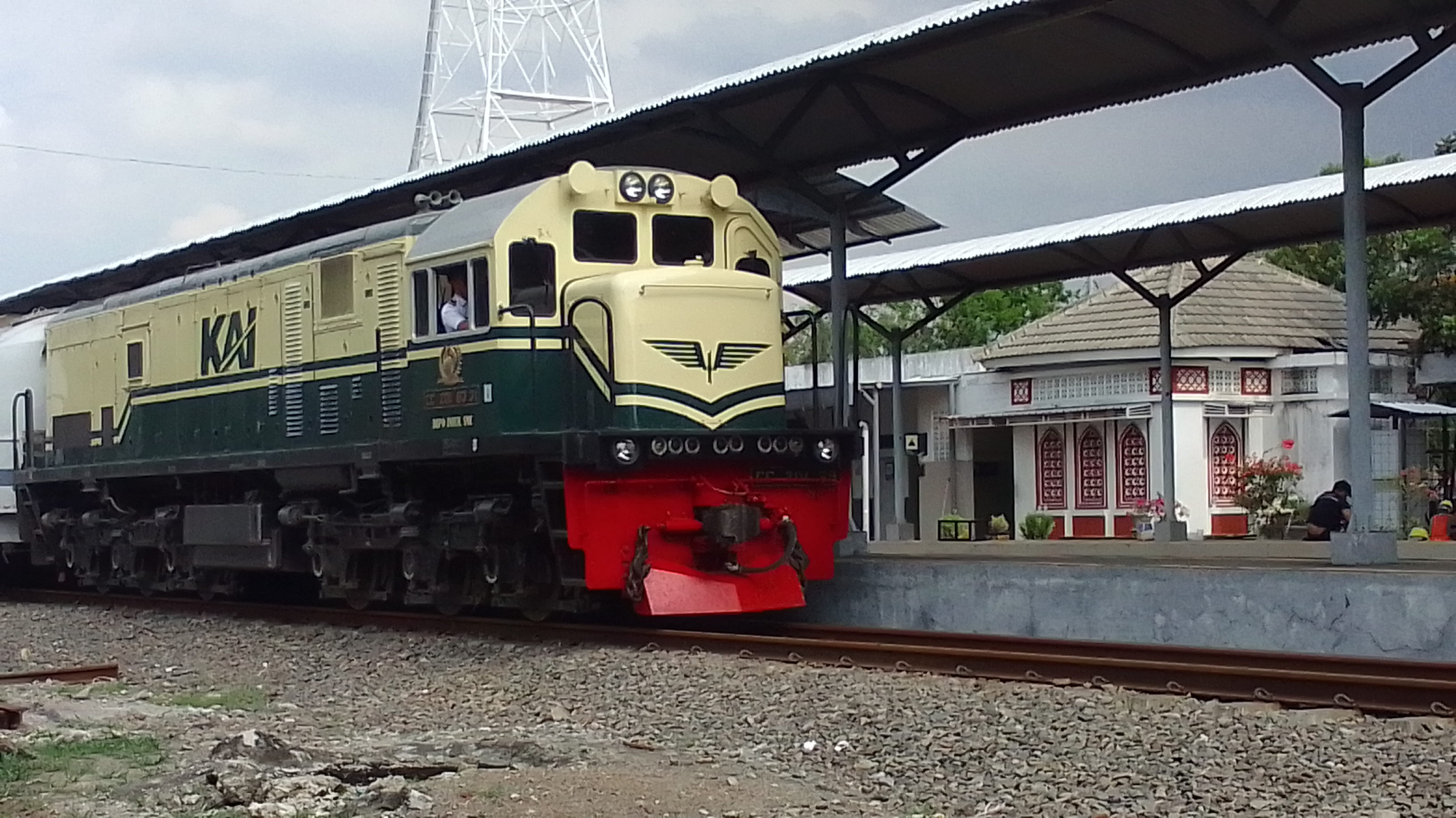 Kedatangan Lokomotif di stasiun Lamongan
