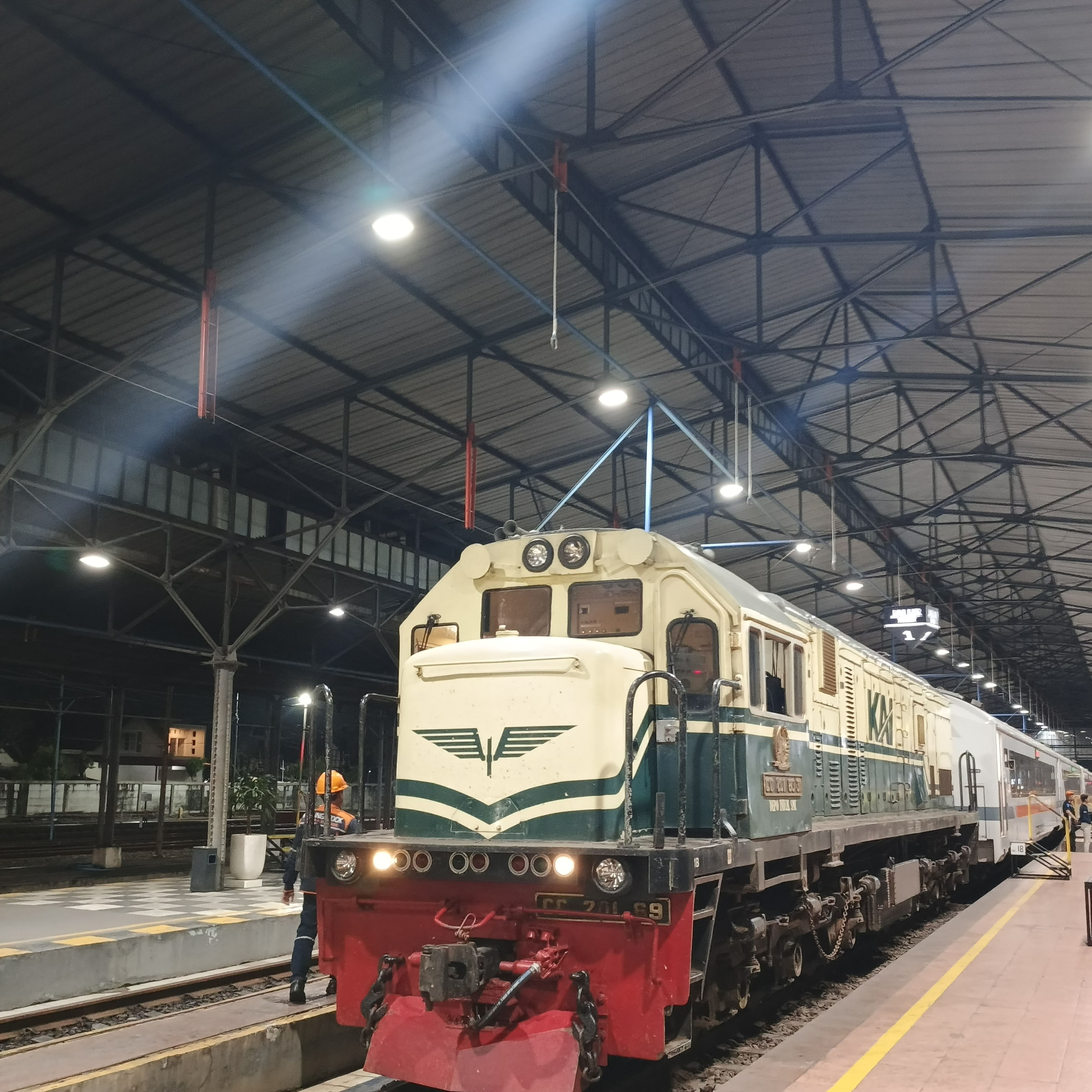 CC 201 83 31 SMC At Semarang Poncol Station