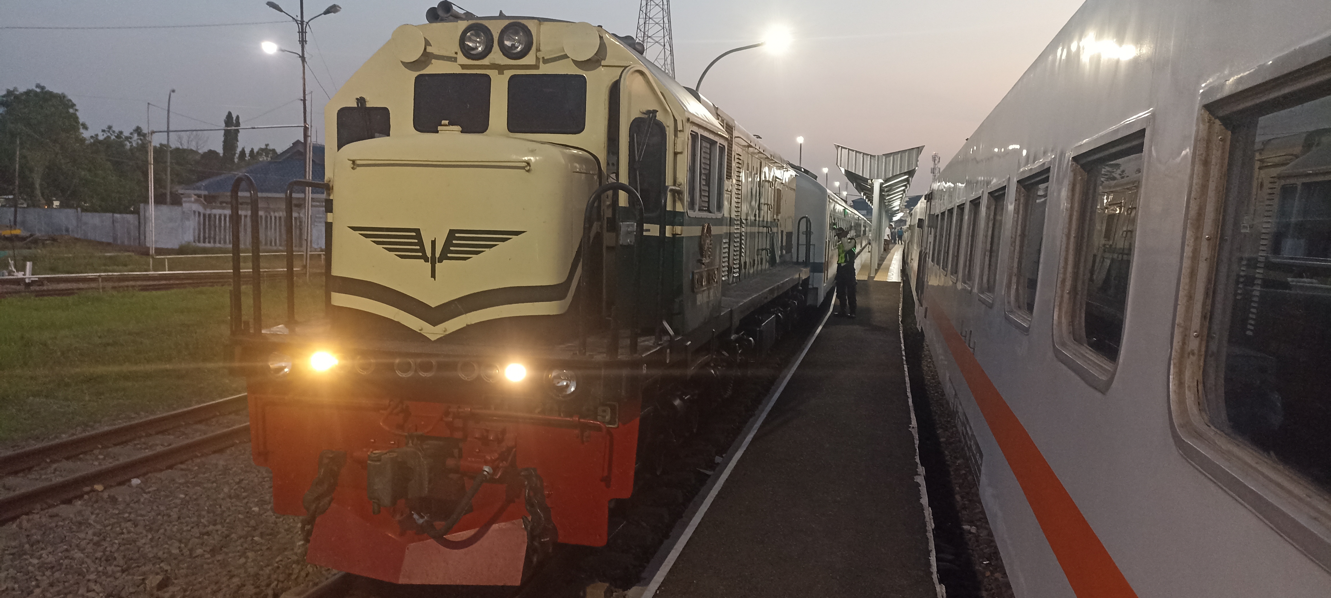 CC 201 69 aka CC 201 83 31 persiapan dinas Blora Jaya di Stasiun Cepu