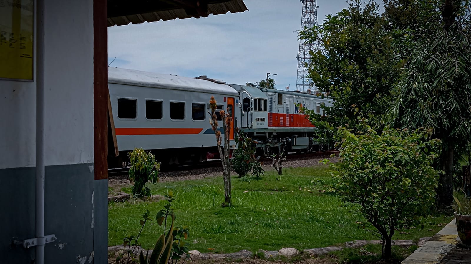 CC201 78 01 yang sedang berdinas KA Kedungsepur di stasiun Alastua
