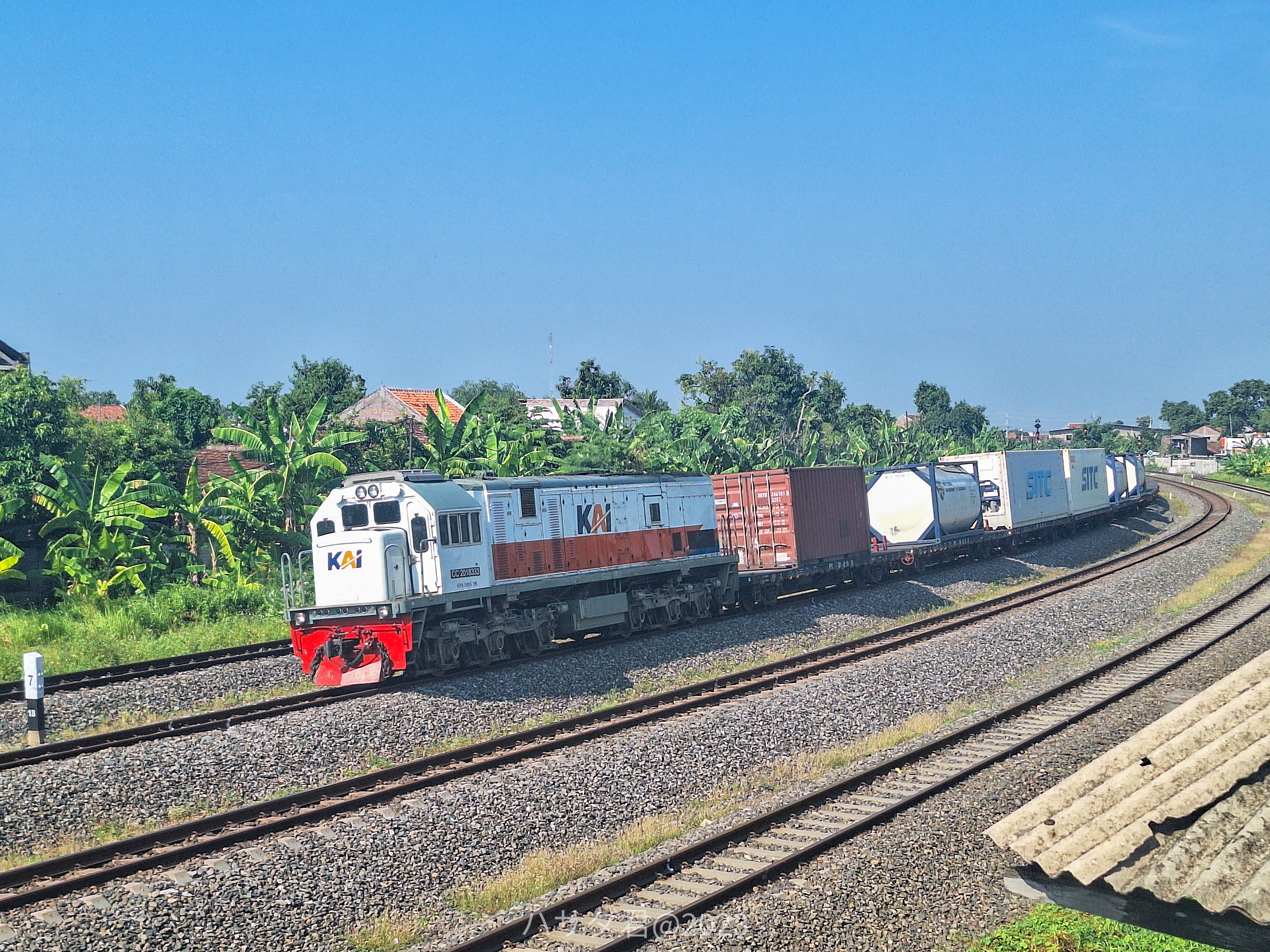 CC 201 83 33 dengan KA Ronggowarsito