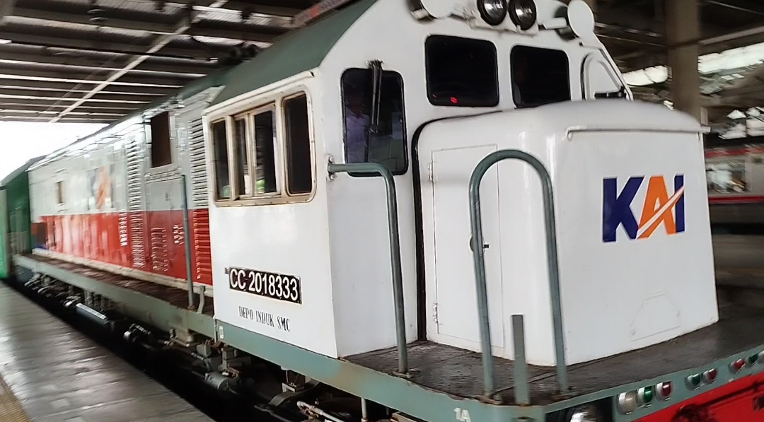 CC201 83 33 di stasiun Jatinegara