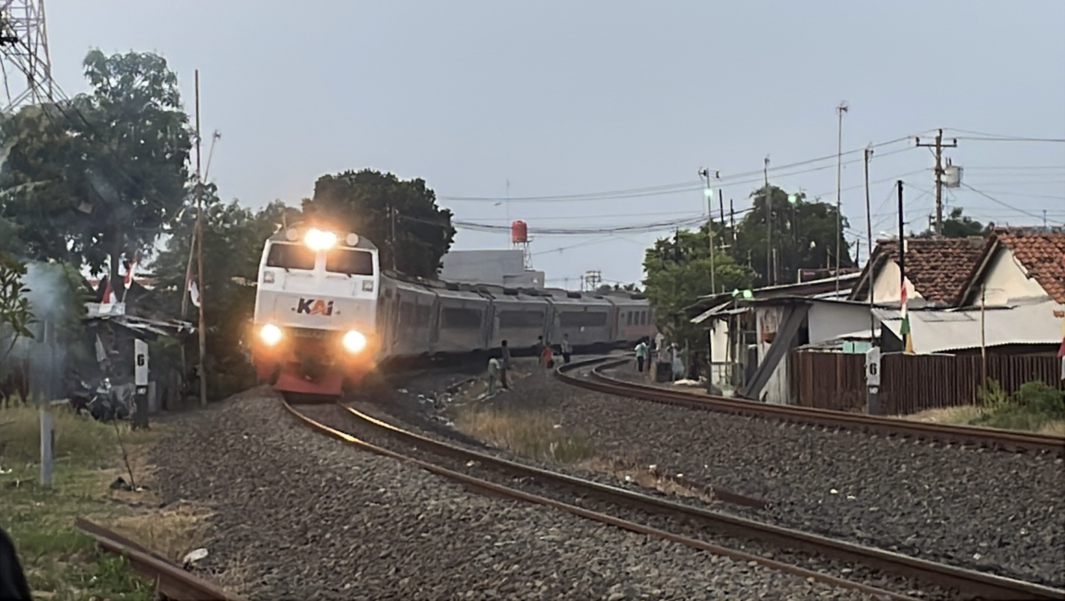 Lokomotif masuk St. Tegal