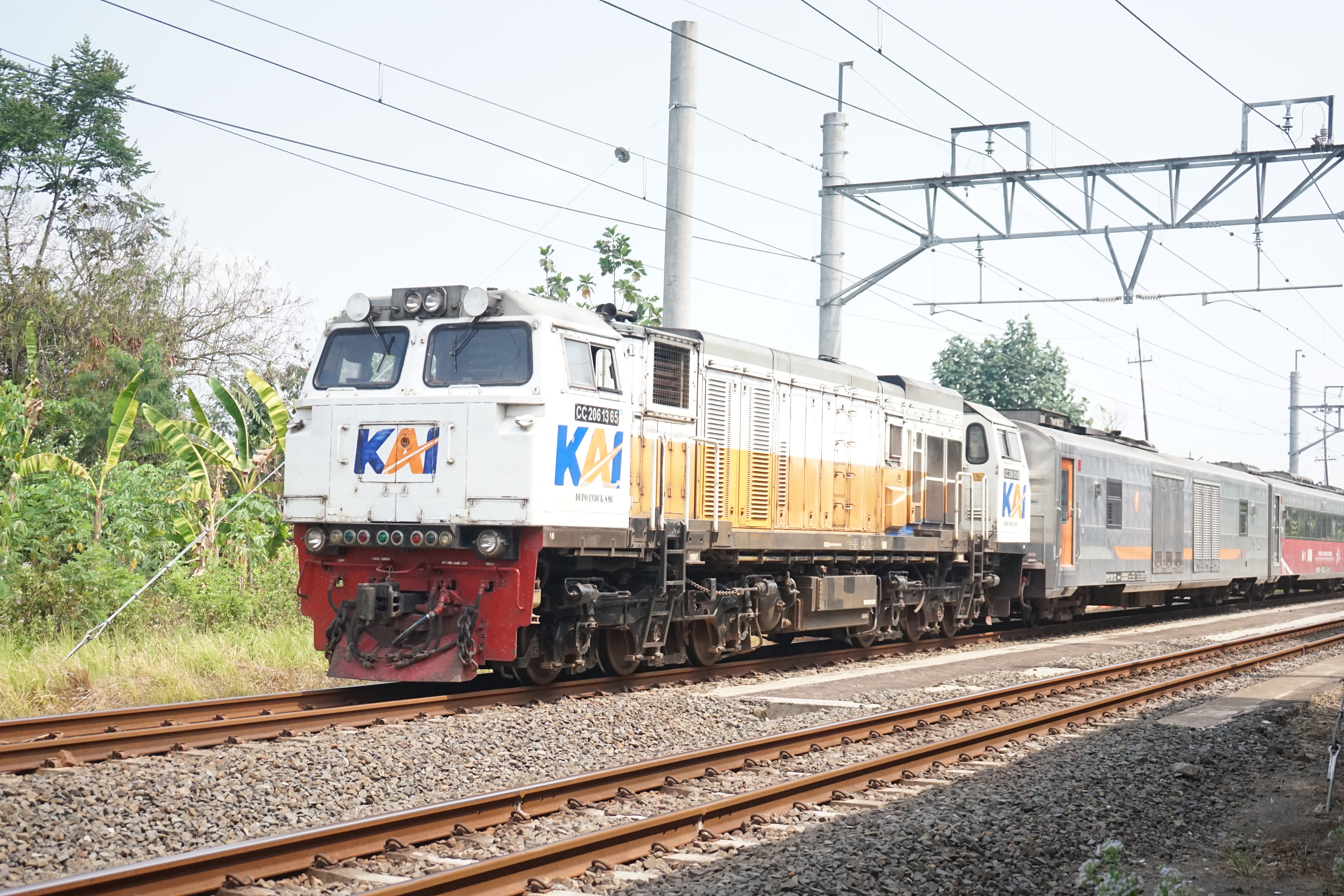 Lokomotif CC 206 13 65 livery Default di Depo Induk SMC - Semarang