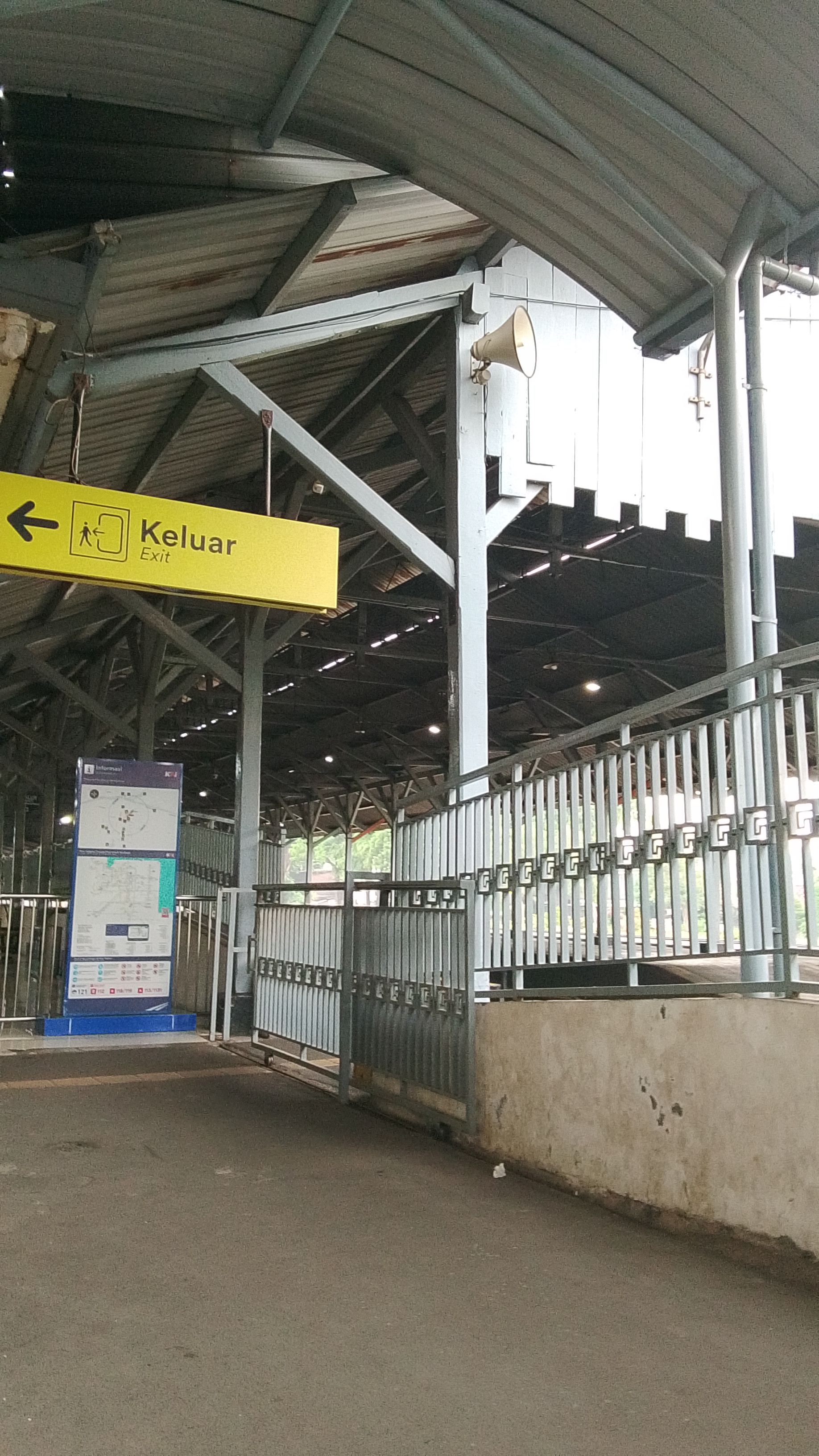 pintu keluar stasiun