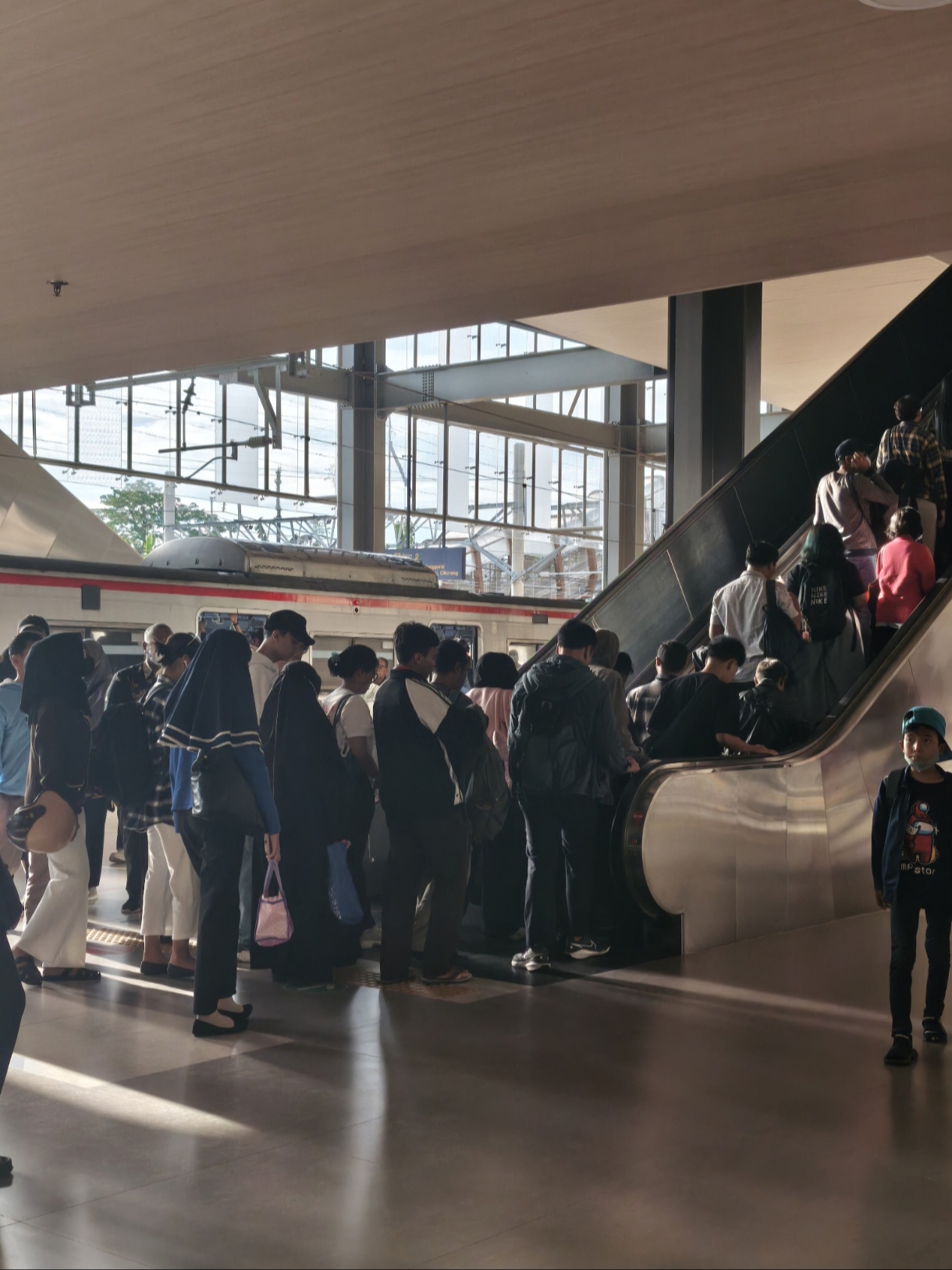 Eskalator Naik Peron 1 THB