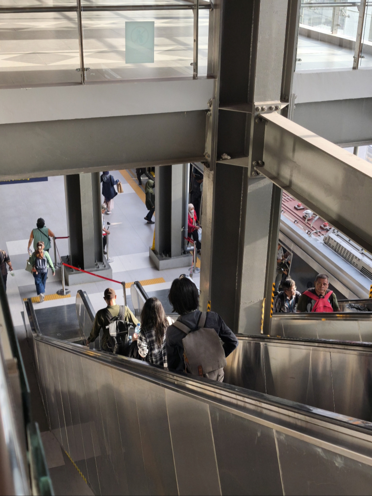 Eskalator Turun Peron 1 THB